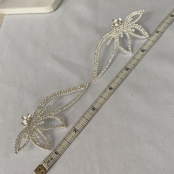 Gorgeous bold rhinestone leaf earrings - Picture 4 of 4